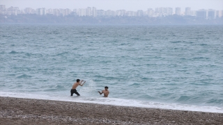 Antalya’da yabancı turistler dalgalara rağmen denize girdi