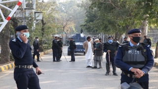 Pakistan’da polis, zam talebiyle protesto düzenleyen kamu çalışanlarına göz yaşartıcı gazla müdahale etti