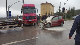 Kocaeli’de otomobil ile kamyon çarpıştı: 4 yaralı