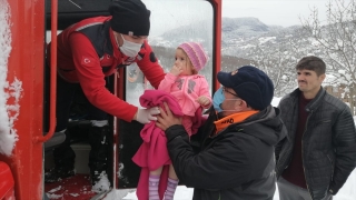 Kastamonu’da kardan yolu kapanan köyde hastalanan çocuk hastaneye ulaştırıldı