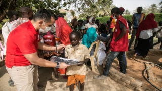 Türk Kızılaydan Sudan’da kimsesiz çocuklara giysi desteği