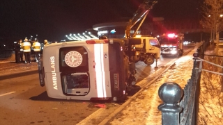 Kırşehir’de ambulans devrildi: 3 yaralı