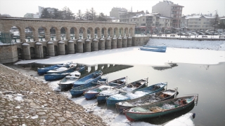 Kıyıları buz tutan Beyşehir Gölü’ne yağan kar güzel görüntüler oluşturdu