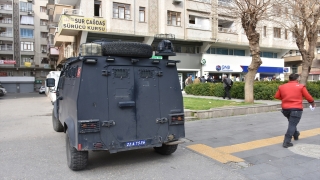 Diyarbakır’da banka şubesinde soygun girişiminde bulunan kişi polislerin ikna çalışması sonucu teslim oldu