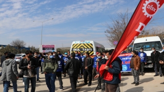 Gaziantep’te bir fabrikadan haksız yere işten çıkarıldıklarını iddia eden işçiler yürüyüş yaptı