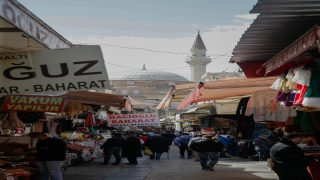 Kovid19 vaka sayısında artış kaydedilen İzmir’in işlek noktalarında yoğunluk gözlendi