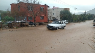 Adana’da sağanak hayatı olumsuz etkiledi