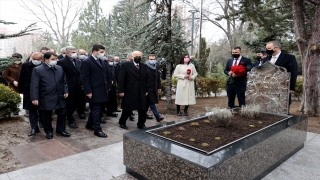 Bahçeli, partisinin yeni MYK ve MDK üyeleri ile Alparslan Türkeş’in anıt mezarını ziyaret etti