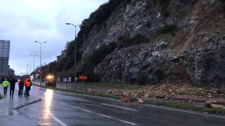 Zonguldak’ta heyelan nedeniyle sahil yolunda ulaşımda aksaklık yaşanıyor