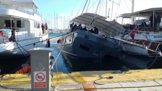 Bodrum’da limanda demirli gulet su alması sonucu yan yattı