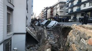 Ümraniye’de istinat duvarının çökmesi 4 araçta hasara yol açtı