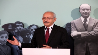 Kılıçdaroğlu, ”İstanbul’un Halkçı Belediye Başkanı Ahmet İsvan (19731977)” sergisinin açılışına katıldı: