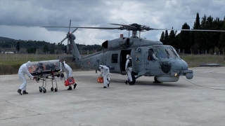 Gökçeada’da solunum güçlüğü çeken Kovid19 hastası, helikopterle Çanakkale’ye götürüldü