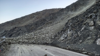 Yüksekova-Hakkari kara yolu heyelan nedeniyle kapandı