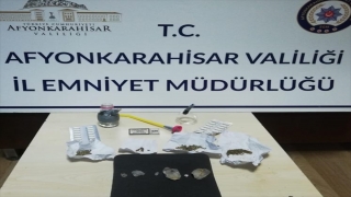 Afyonkarahisar’da polis yeleği ve oyuncak silahla yağma yaptıkları iddiasıyla 5 zanlı tutuklandı