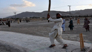 Pakistan’da gençler ramazanda kriket oynayarak vakit geçiriyor