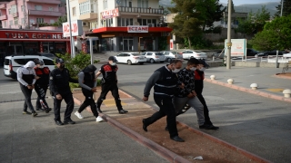 Kahramanmaraş’ta aynı inşattan üç kez hırsızlık yaptıkları iddiasıyla yakalanan 5 zanlı tutuklandı