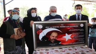 Aile Sosyal Hizmetler Bakanı Derya Yanık, Osmaniye’de şehit ailesini ziyaret etti