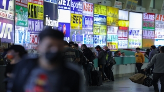 ”Tam kapanma” öncesi İzmir Otogarı’nda yoğunluk yaşanıyor