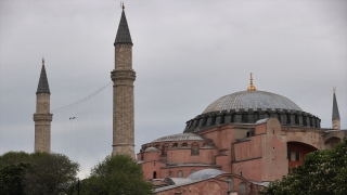 Ayasofyai Kebir Camisi’ne Kelimei Tevhid yazılı mahya asıldı