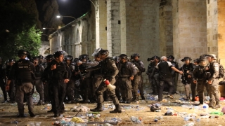 İsrail polisinin Mescidi Aksa’da namaz kılan cemaate saldırısında 53 Filistinli yaralandı