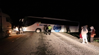 Sivas’ta yolu şaşıran şoförün kullandığı otobüs şarampolde asılı kaldı