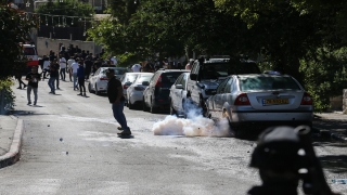 İsrail polisleri Doğu Kudüs’ün Şeyh Cerrah Mahallesi’nde Filistinlilere saldırdı