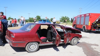 Sakarya’da iki otomobilin çarpıştığı kazada 5 kişi yaralandı