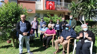 İzmir’de kentsel dönüşüm projelerinin engellendiğini öne süren grup basın açıklaması yaptı