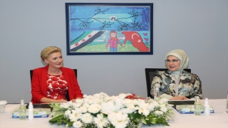 Emine Erdoğan, Polonya Cumhurbaşkanı Duda’nın eşi Agata Kornhauser Duda ile PIKTES Ofisi’ni ziyaret etti