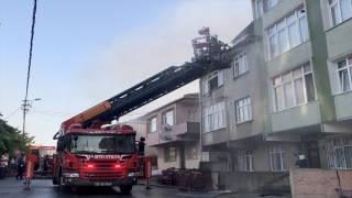 Üsküdar’da bir apartmanın çatı katında çıkan yangın söndürüldü 