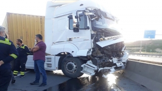 Kocaeli’de beton bariyere çarpan tırın şoförü yaralandı