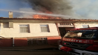 Denizli’de biri koruma altındaki 3 ahşap ev yandı