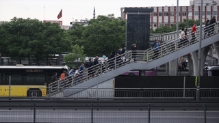 İstanbul’da sokağa çıkma kısıtlamasının sona ermesiyle trafik yoğunluğu arttı