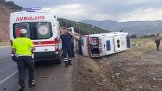 Denizli’de hasta taşıyan ambulans devrildi: 4 yaralı