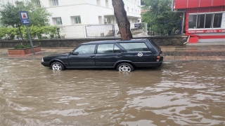 İzmir’de sağanak hayatı olumsuz etkiledi