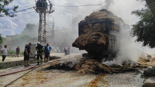 Hatay’da saman yüklü kamyonda çıkan yangın söndürüldü