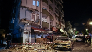 Avcılar’da bir apartmanın balkonu çöktü