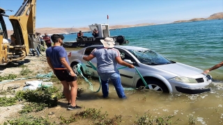 El frenini çekmeyi unuttukları otomobil Keban Baraj Gölüne düştü