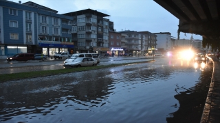 Samsun’da sağanak trafikte aksamaya neden oldu