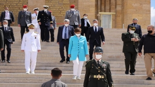 Almanya Savunma Bakanı KrampKarrenbauer, Anıtkabir’i ziyaret etti