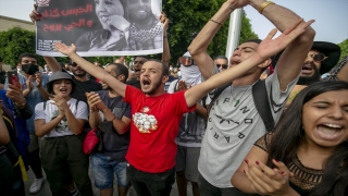 Tunus’ta, polisin göstericilere yönelik müdahalesi protesto edildi