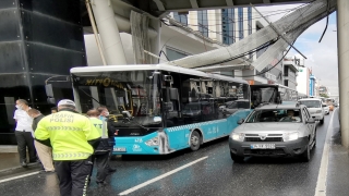 Avcılar’da üst geçidin altındaki elektrik kabloları halk otobüsünün üstüne devrildi