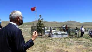 Terör örgütü PKK’nın katlettiği babasının mezarı başında buruk doğum günü