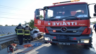 Kuşadası’nda otomobil bariyerlere çarptı: 1 ölü, 1 yaralı