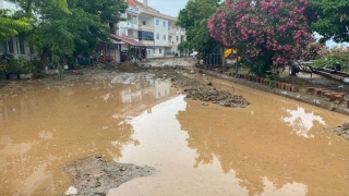 Balıkesir’in Marmara ilçesinde sağanak ve fırtına hayatı olumsuz etkiledi