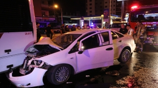 İzmir’de otomobilin belediye otobüsüne çarpması sonucu 4 kişi yaralandı