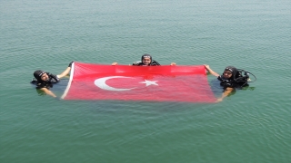 Mersin’de dalgıç polisler su altında Denizcilik ve Kabotaj Bayramı’nı kutladı