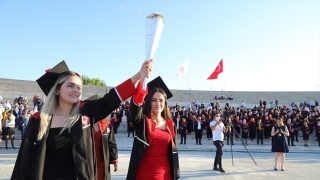 Isparta’da tek yumurta ikizi Betül ve Aytül tıp fakültesini birincilikle bitirdi