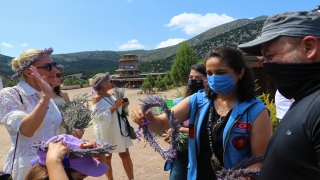 Kültür ve Turizm Bakanı’nın eşi Pervin Ersoy ile ünlüler, Burdur’da lavanta tarlalarını gezdi